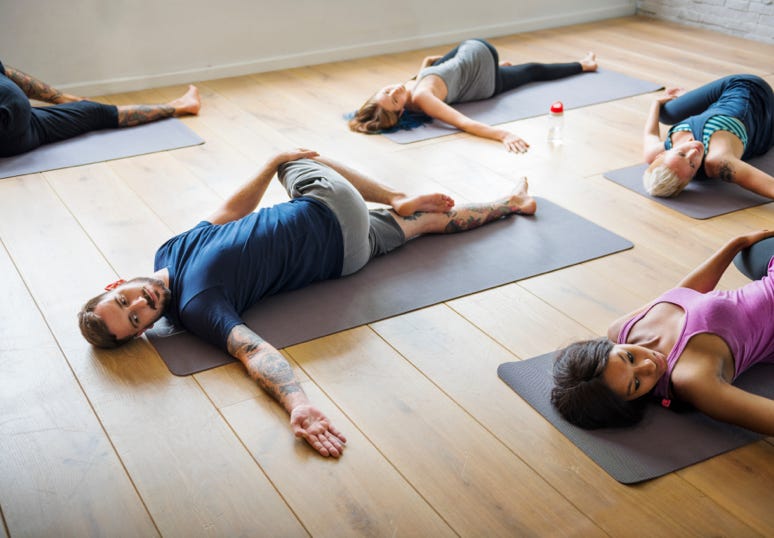 Jnger Mann beim YOGA für den Rücken