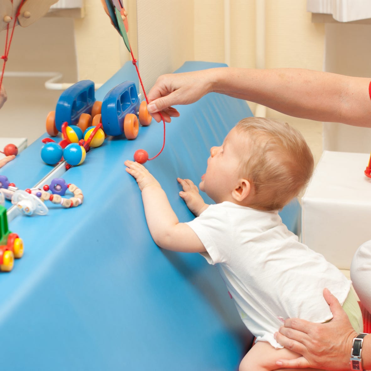 Kleinkind beim Training wärend der Kinder-Bobath-Therapie