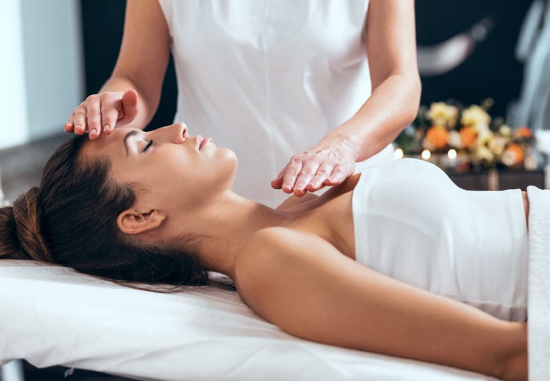 Junge Frau wärend eine Reiki-Massage